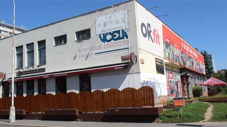Zastupitelé Prahy 8 dnes vyzvali hlavní město k odkupu okrskových obchodních center tzv. Včel